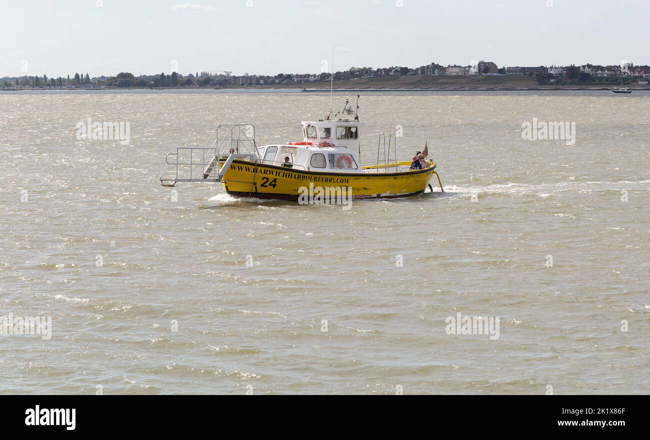Harwich Harbour Ferry bateau approchant Felixstowe, Suffolk, Angleterre, Royaume-Uni Banque D'Images