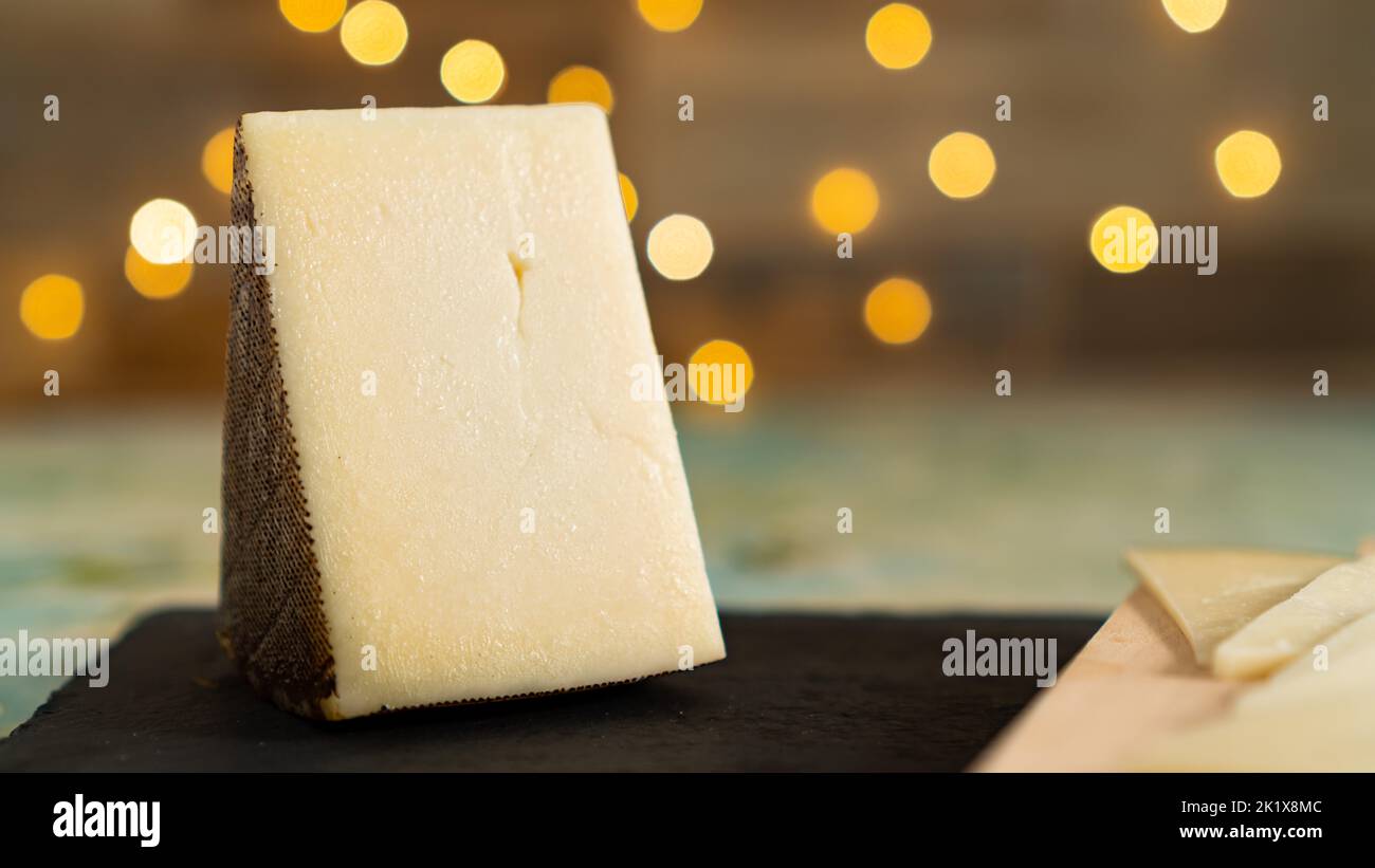 Un gros plan de fromage de brebis isolé dans le fond de bokeh Banque D'Images