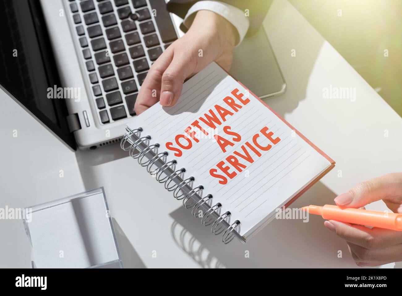 Texte montrant le logiciel inspiration en tant que service. Approche commerciale à la demande sous licence sur abonnement et hébergée de manière centralisée Banque D'Images