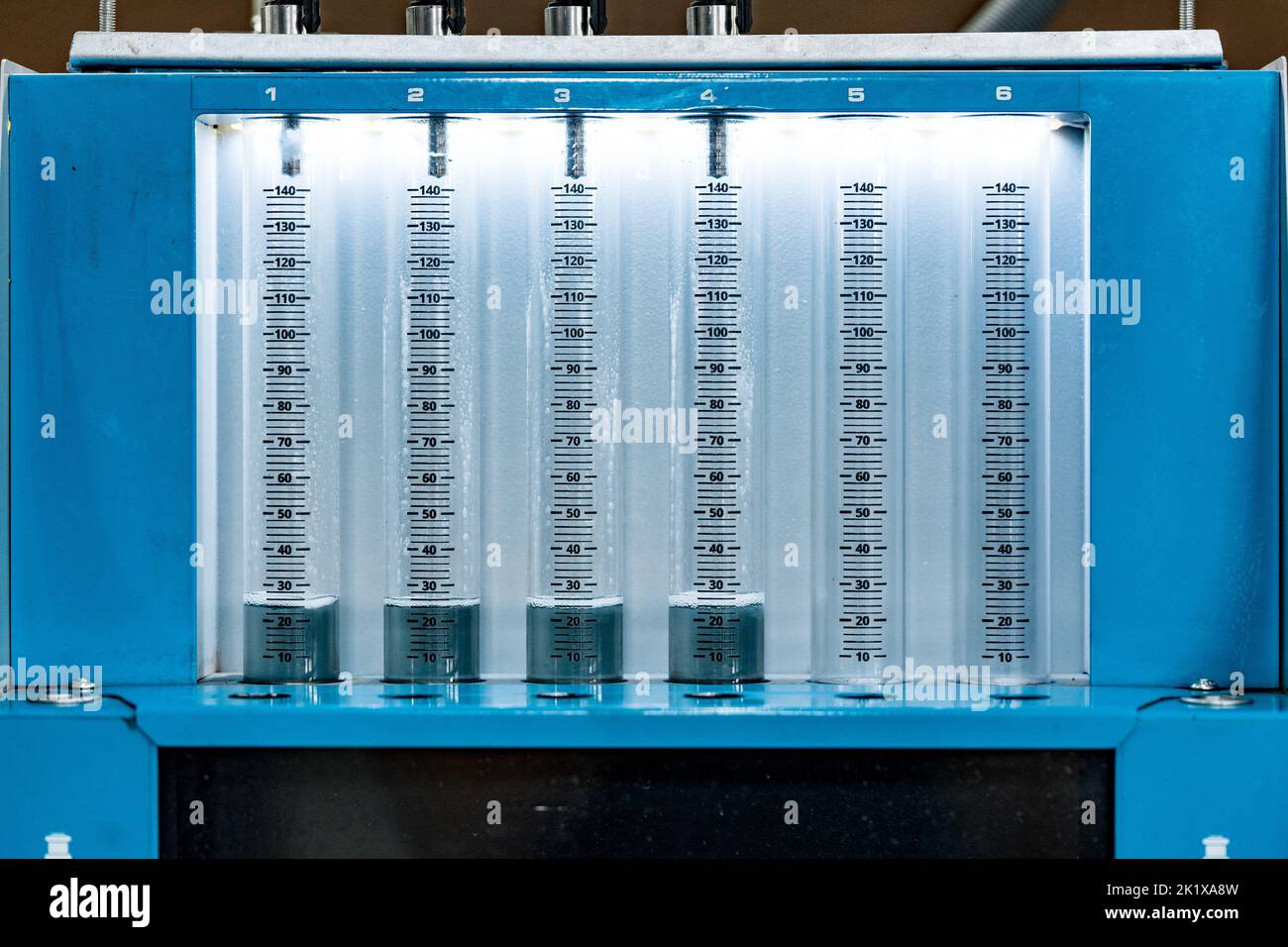 Testeur et nettoyant d'injecteur de carburant à la station-service de la voiture Banque D'Images