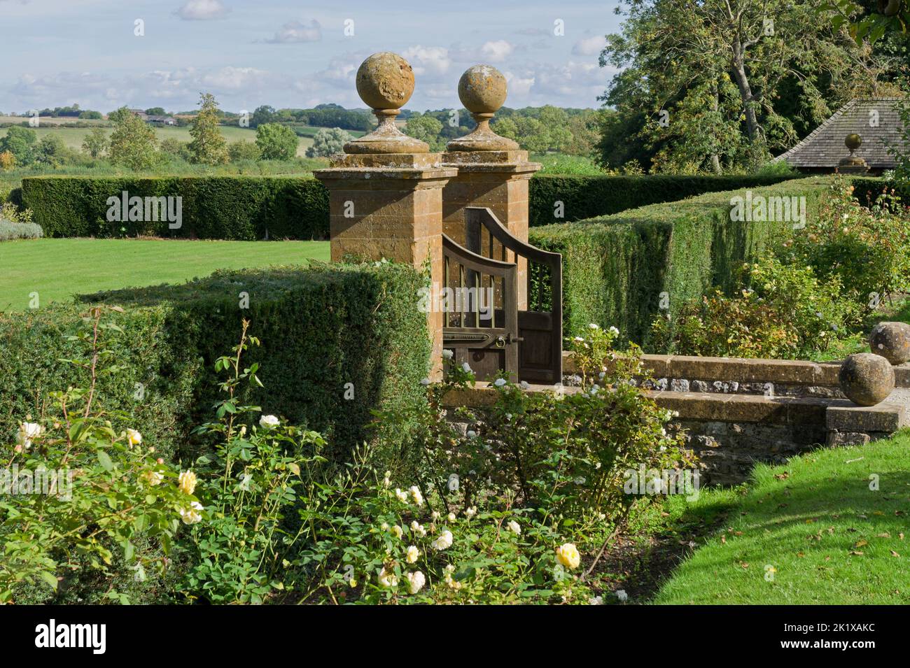 Porte, poteaux de porte et frontière herbacée , Sulgrave Manor Gardens, Northamptonshire, Royaume-Uni Banque D'Images