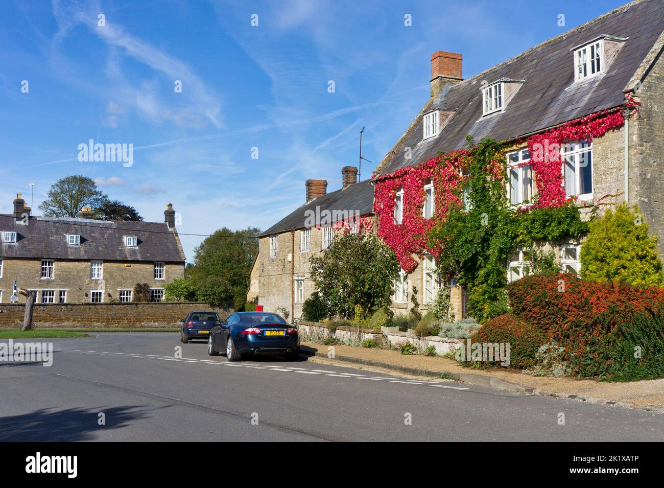 Vue sur la rue en automne dans le joli village de Sulgrave, Northamptonshire, Royaume-Uni Banque D'Images