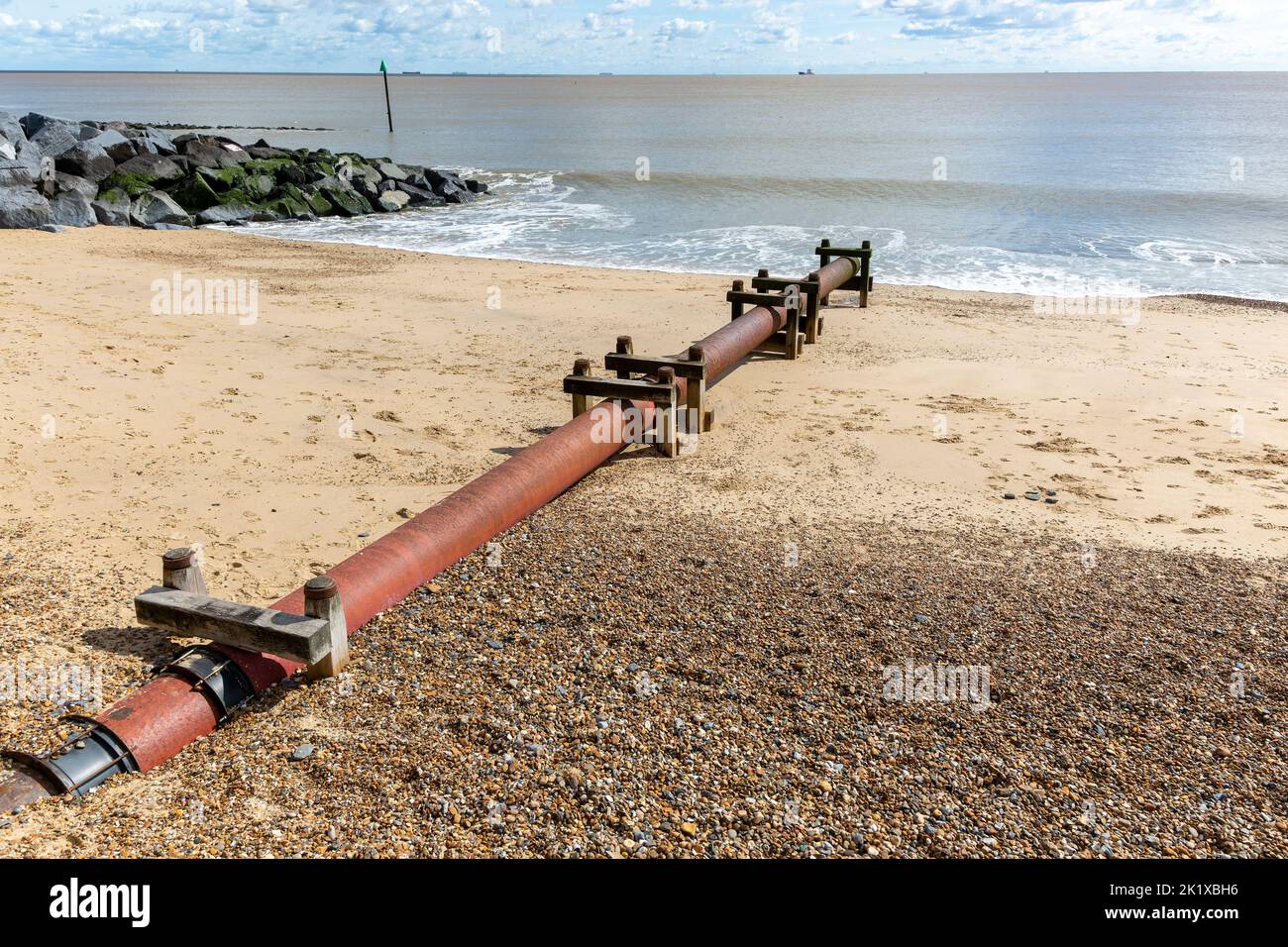 Tuyau d'écoulement d'eau Anglian sur une plage de sable, Felixstowe, Suffolk, Angleterre, Royaume-Uni Banque D'Images