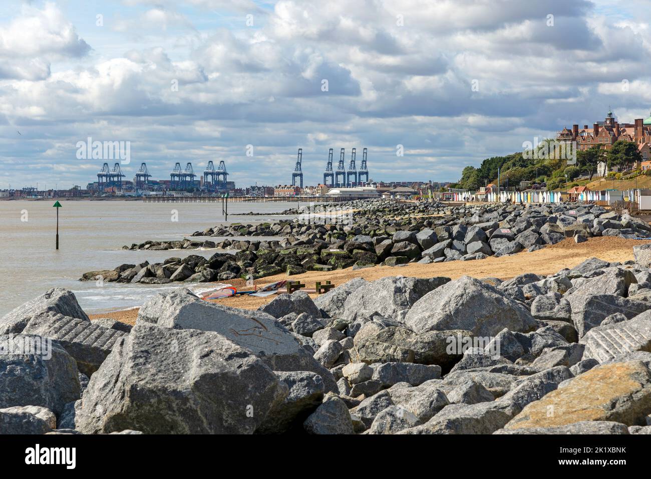 Armure de roche de plage grynes le long de la côte à Felixstowe, Suffolk, Angleterre, Royaume-Uni Banque D'Images