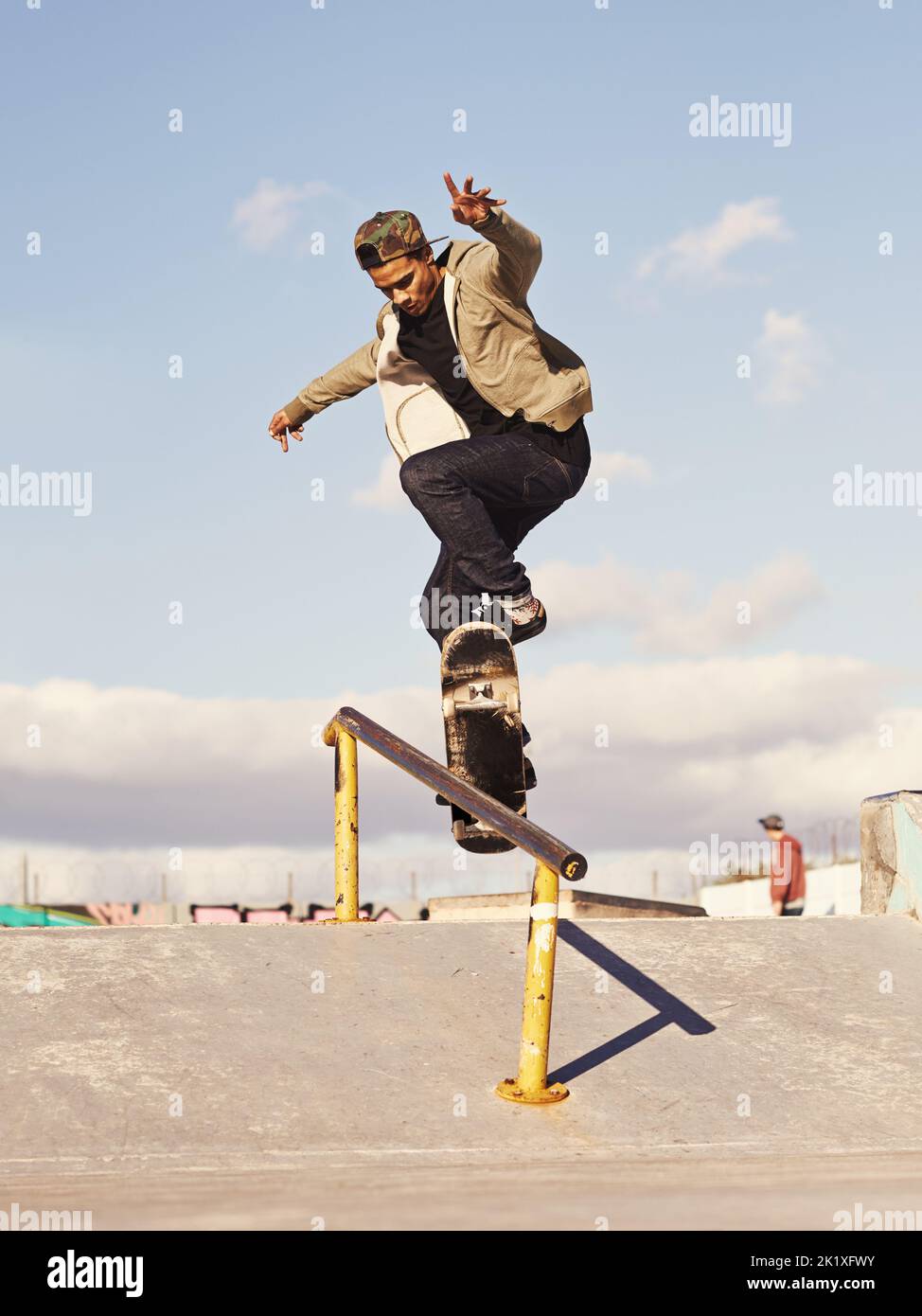 Meulage comme un pro. Un skateboarder effectuant un tour sur un rail Banque D'Images