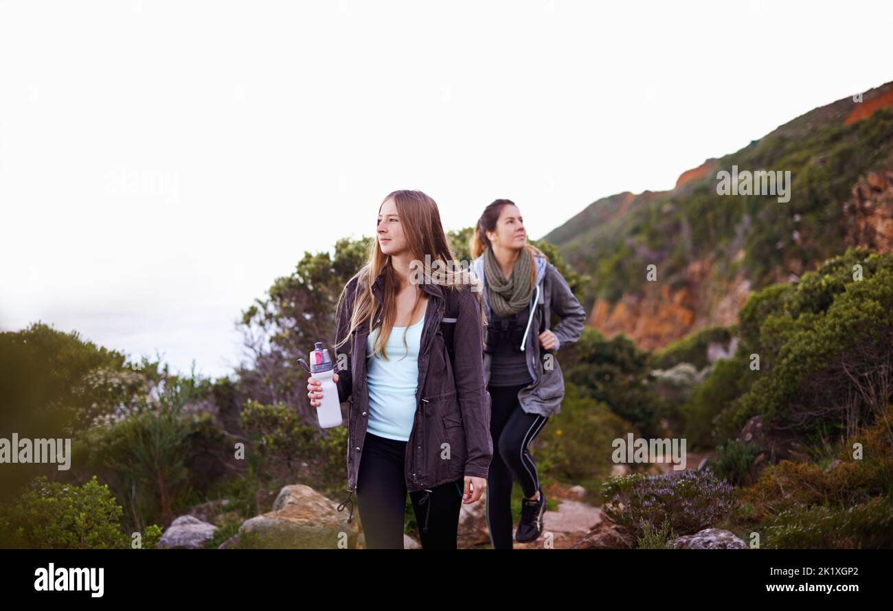 Randonnée avec mon meilleur ami. Deux jeunes femmes jeunes randonneurs attirantes en plein air. Banque D'Images