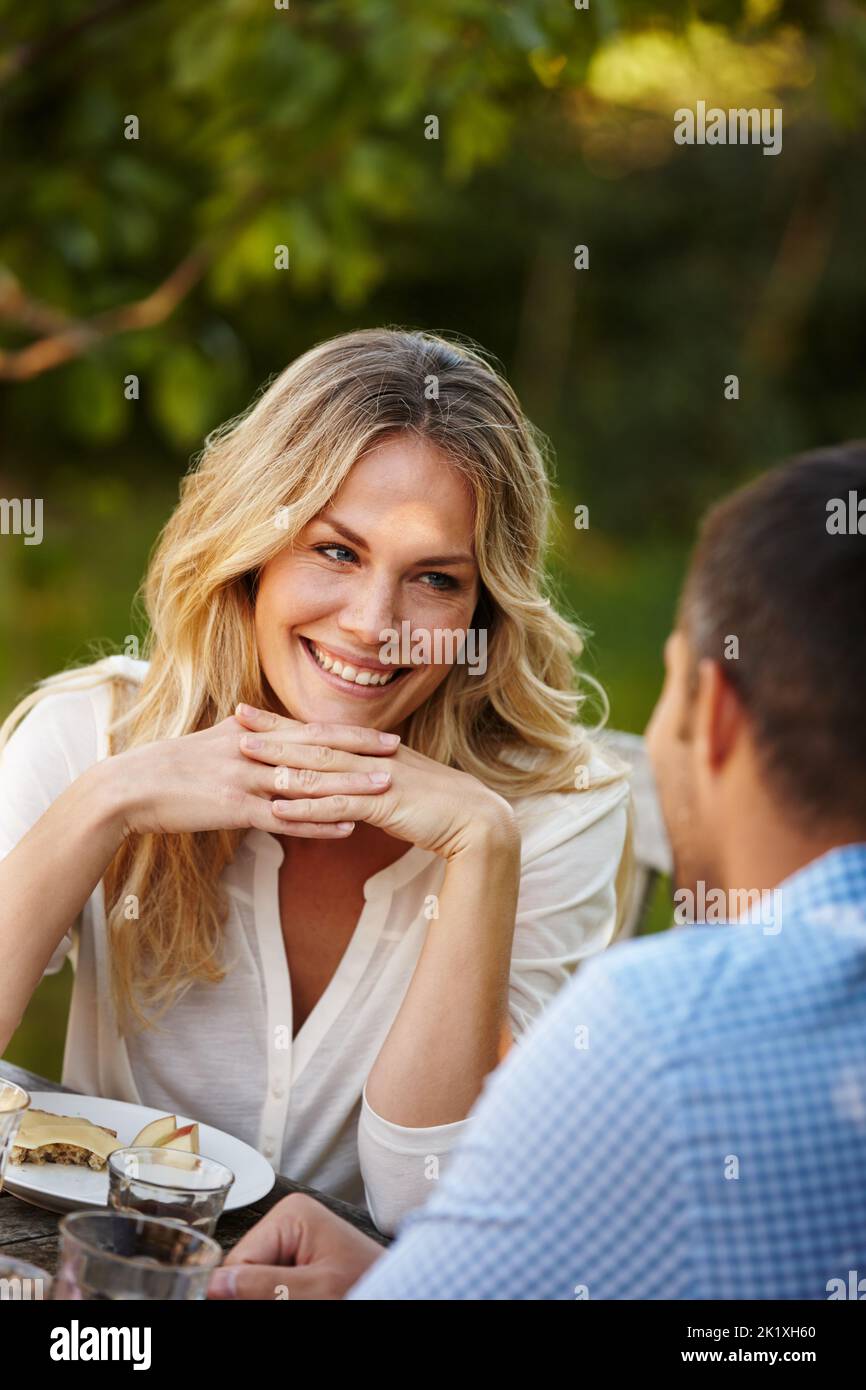 Dîner en compagnie. Un jeune couple heureux qui apprécie le dîner à l'extérieur Banque D'Images