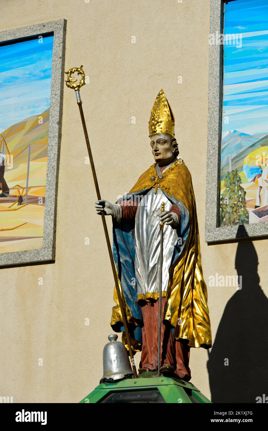Statue de Saint-Théodul, premier évêque du Valais et patron des vignerons, à l'ancienne abbaye de Vetroz, Vetroz, Valais, Suisse Banque D'Images