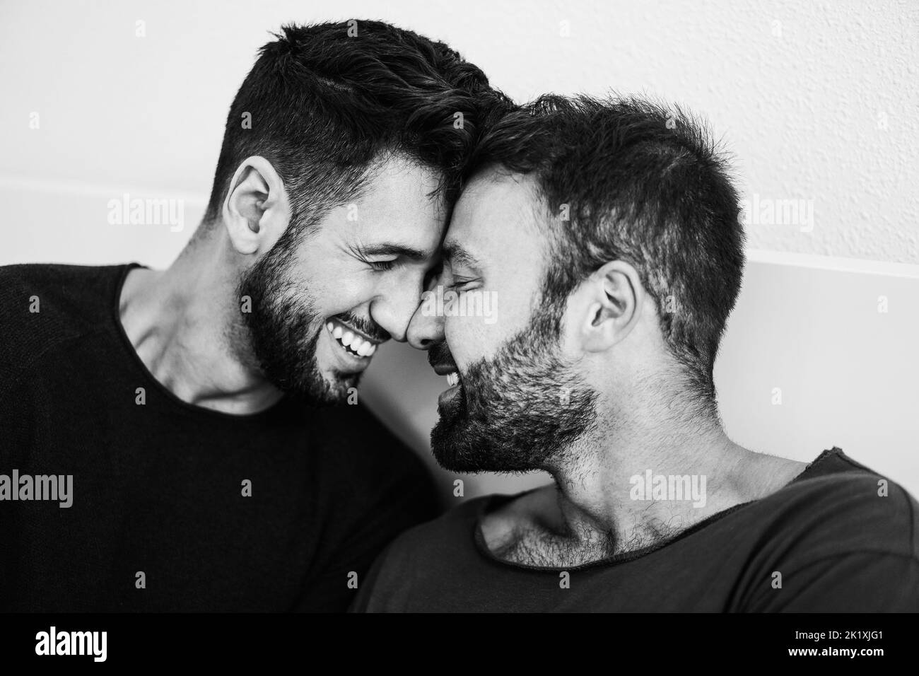 Gay hommes couple ayant le moment tendre ensemble à la maison - Soft focus sur l'oeil gauche - montage noir et blanc Banque D'Images