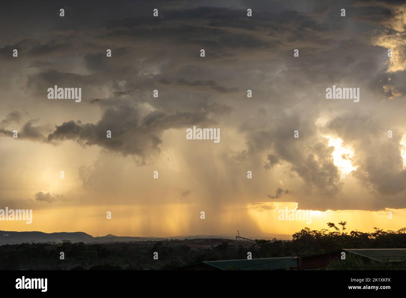 Nuage de Cumulonimbus au-dessus de la province de Maniema, une des 26 provinces de la République démocratique du Congo. Banque D'Images