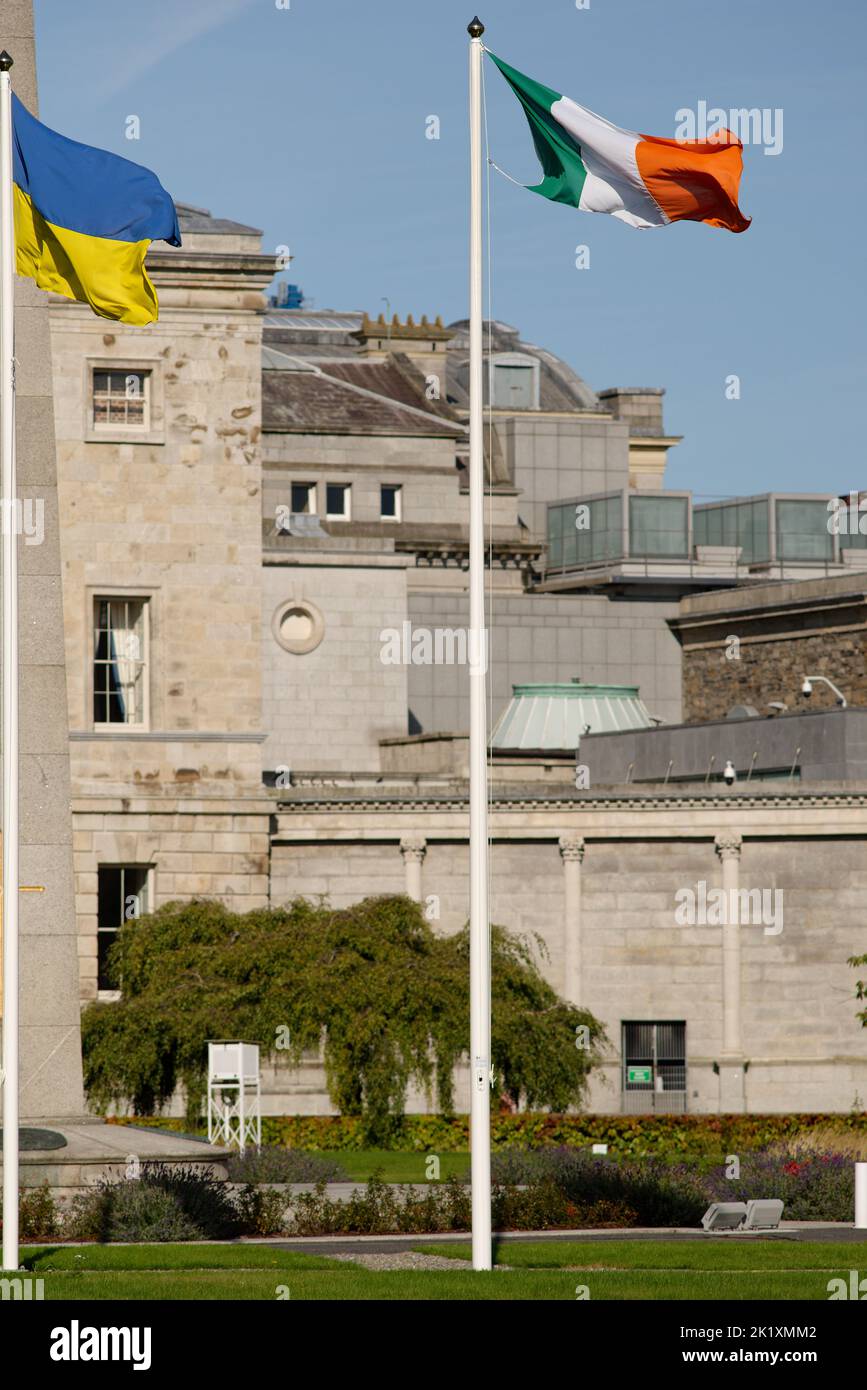 Le drapeau irlandais volant à côté du drapeau ukrainien devant le Musée national d'Irlande Banque D'Images