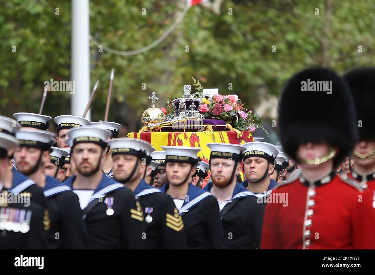 Les funérailles d'état de la reine Elizabeth la seconde, alors qu'elle est transportée sur une voiture de l'abbaye de Westminster le long du Mall, couvert par le drapeau de la norme royale et la Couronne d'État impériale, Orb, et Scepter. Banque D'Images