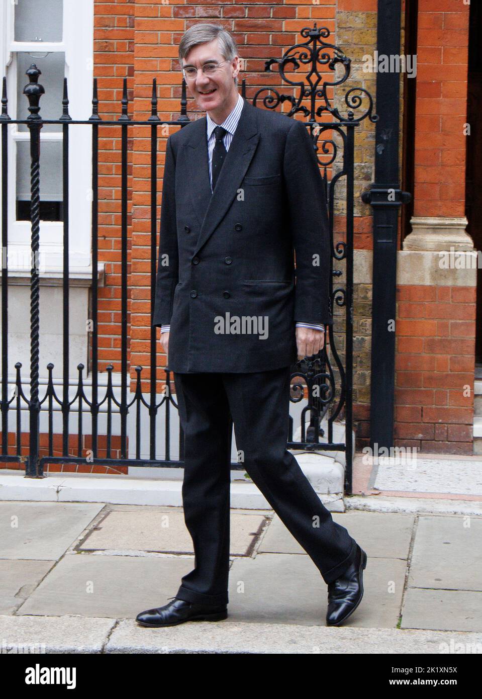 Londres, Royaume-Uni 21 sept 2022 le secrétaire d'entreprise, Jacob Rees-Mogg, part au Parlement. Jacob Rees-Mogg a dévoilé un nouveau programme de soutien qui permettra de réduire de moitié la facture énergétique des entreprises. Les factures d'énergie pour les entreprises britanniques seront réduites de près de la moitié de leur niveau prévu cet hiver dans le cadre d'un énorme programme de soutien gouvernemental. Le programme d'allégement de la loi sur l'énergie fixera les prix du gaz et de l'électricité pour toutes les entreprises pendant six mois à compter du 1 octobre. Les hôpitaux, les écoles, les organismes de bienfaisance et d'autres établissements tels que les salles communautaires et les églises seront également utiles. Il vient après que le gouvernement a annoncé un plan de 150bn £ pour aider h Banque D'Images