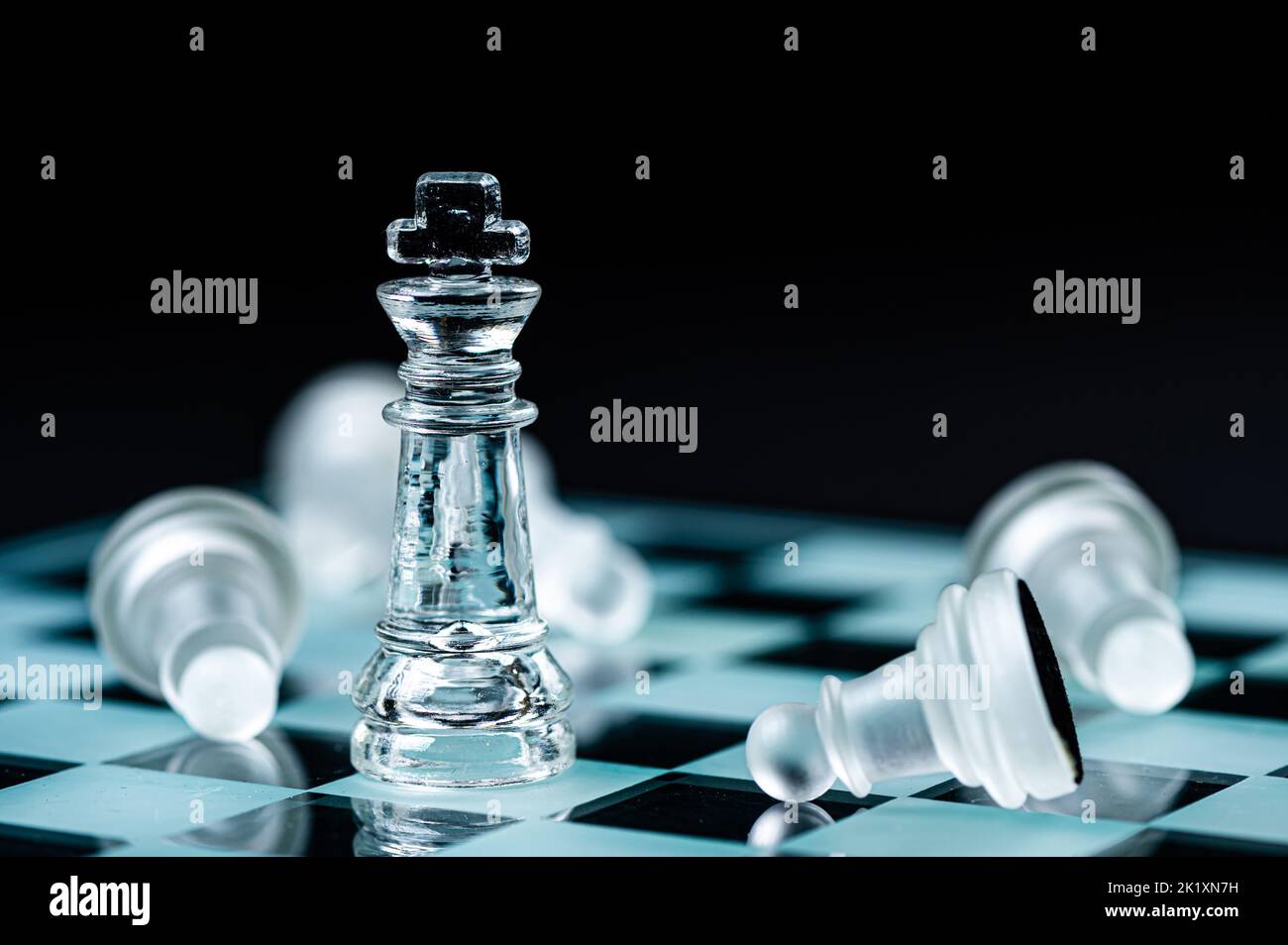 Jeu de plateau d'échecs en verre dans fond noir, focus sélectif sur King, leadership, concept gagnant Banque D'Images