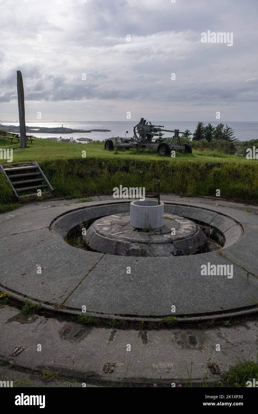 Bud, Norvège - 02 juillet 2022 : le fort côtier d'Ergan a été construit par les Allemands pendant la Seconde Guerre mondiale avec des batteries et des bunkers. Mise au point sélective Banque D'Images