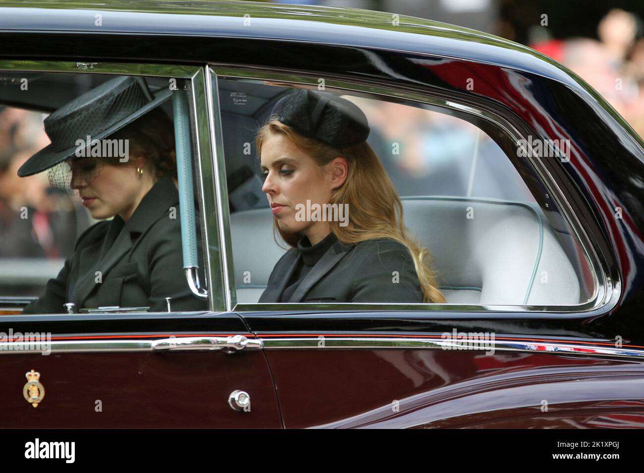 La princesse Eugénie et la princesse Beatrice, les filles du prince Andrew, suivent les funérailles d'État de la reine Elizabeth la seconde alors qu'elle est transportée sur une voiture d'armes à feu de l'abbaye de Westminster le long du centre commercial, couvert par le drapeau royal standard et la couronne d'État impériale, Orb, et Scepter. Banque D'Images