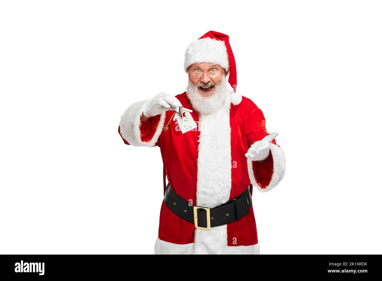 Portrait de l'homme âgé à l'image du Père Noël avec de nouvelles clés d'appartement isolées sur fond blanc Banque D'Images