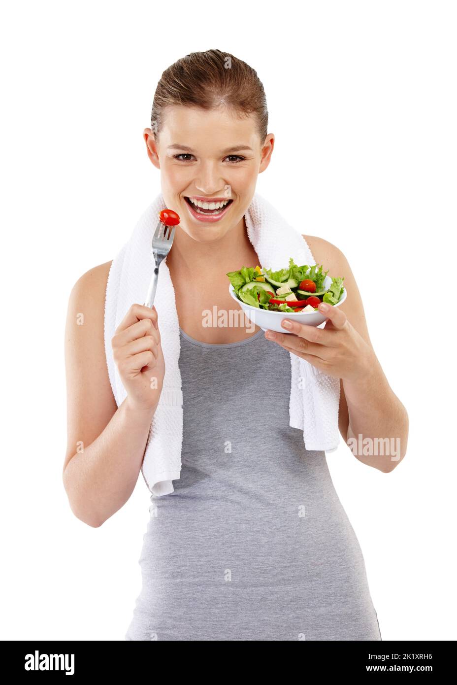 Il n'y a rien de mieux qu'une salade fraîche. Une adolescente en bonne santé appréciant une salade après une séance d'entraînement Banque D'Images