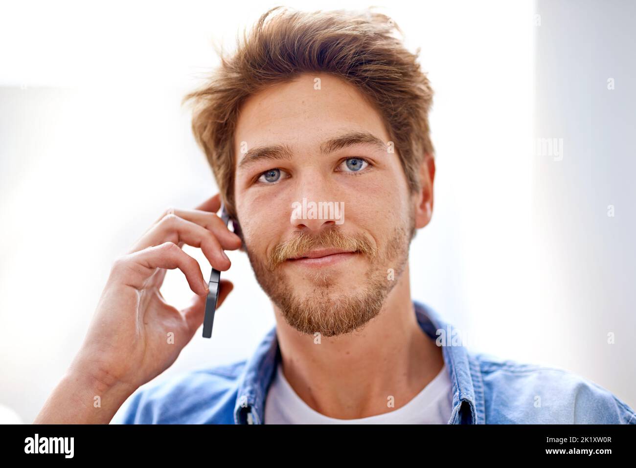 Je me suis arrangé avec un seul phonecall. Un jeune entrepreneur parlant au téléphone Banque D'Images