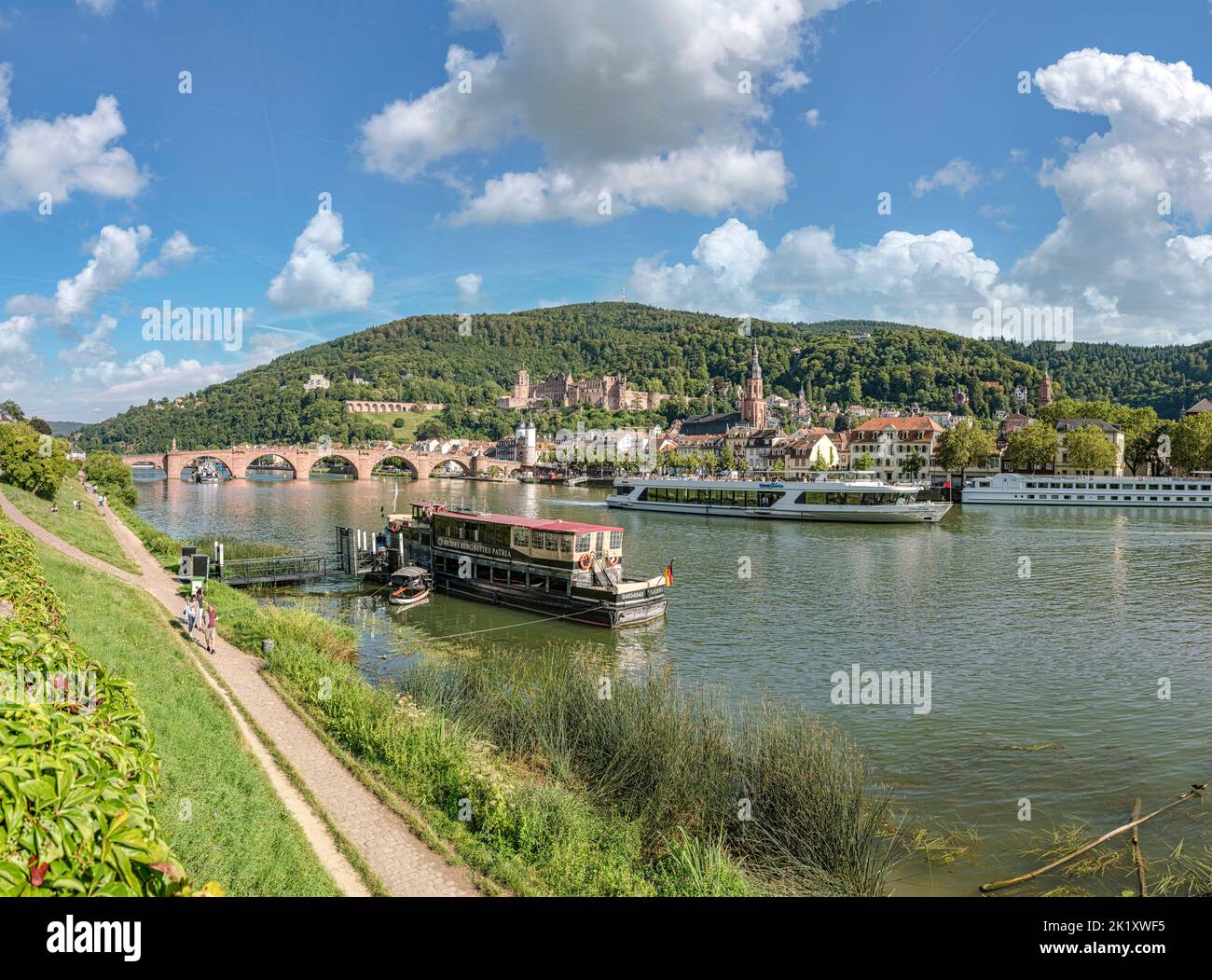 Le vieux pont de l'autre côté de la rivière Neckar Banque D'Images
