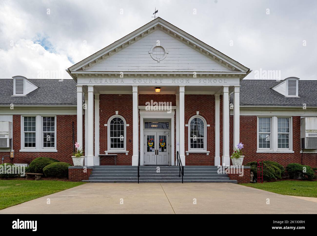 Prattville, Alabama, États-Unis - 11 septembre 2022 : entrée principale de l'école maternelle de Prattville, logée dans le précédent bâtiment de l'école secondaire du comté d'Autauga Banque D'Images