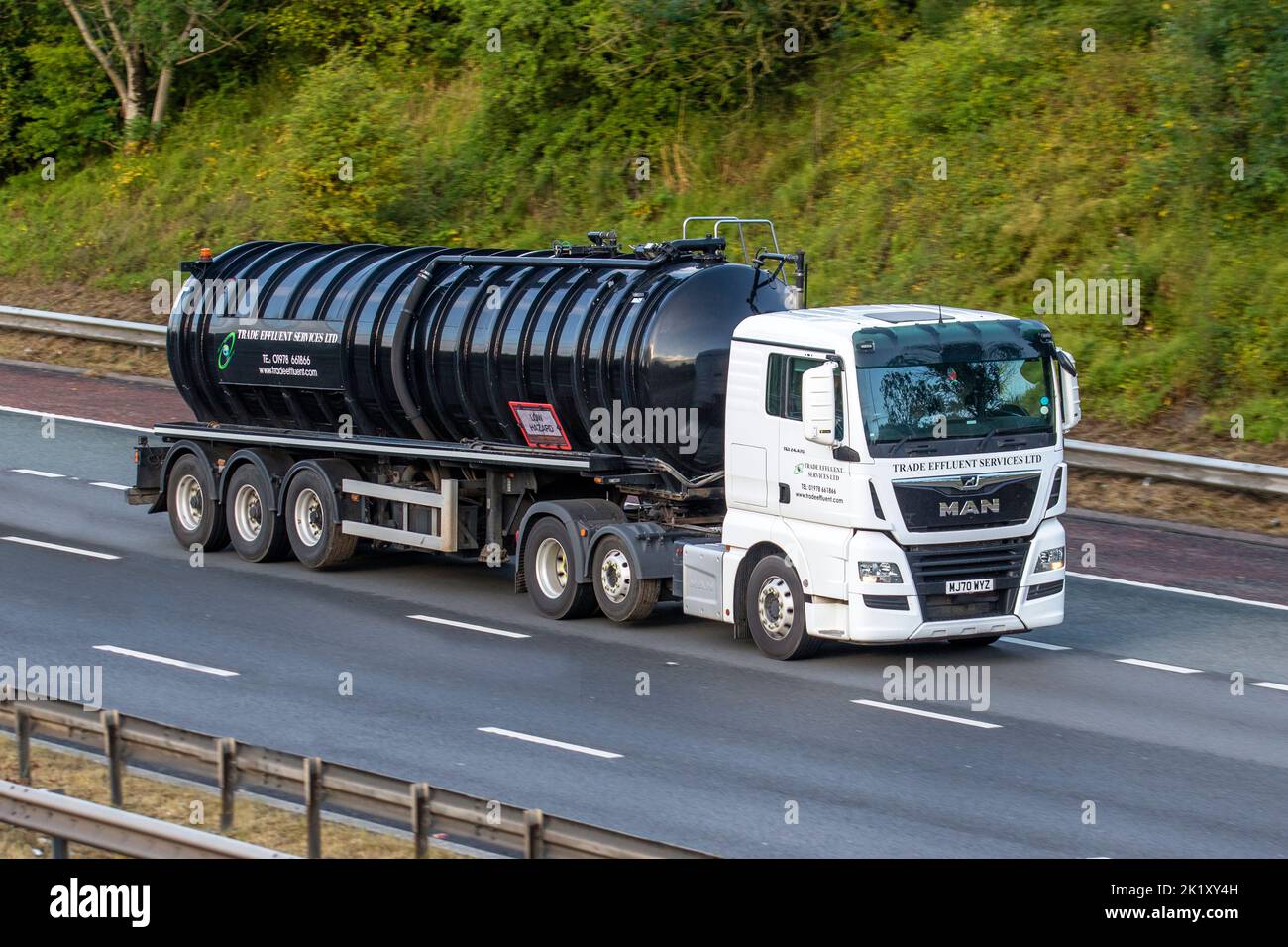 Trade effluent Services Ltd, Pump-Out Trucks, une société indépendante de gestion des déchets. Transporteurs de déchets enregistrés camion-citerne voyageant sur l'autoroute M6, Royaume-Uni Banque D'Images
