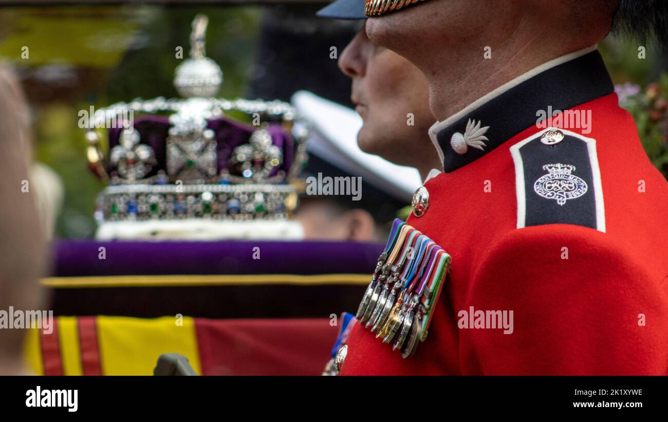 La couronne au-dessus de la reine Elizabeths cercueil dans le coeur de Windsor Banque D'Images
