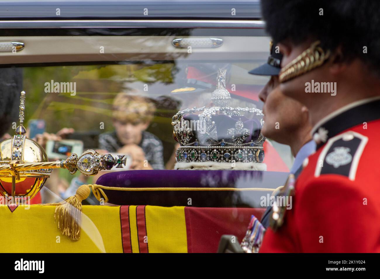 Les joyaux de la couronne au-dessus de la reine Elizabeths cercueil dans le foyer Banque D'Images