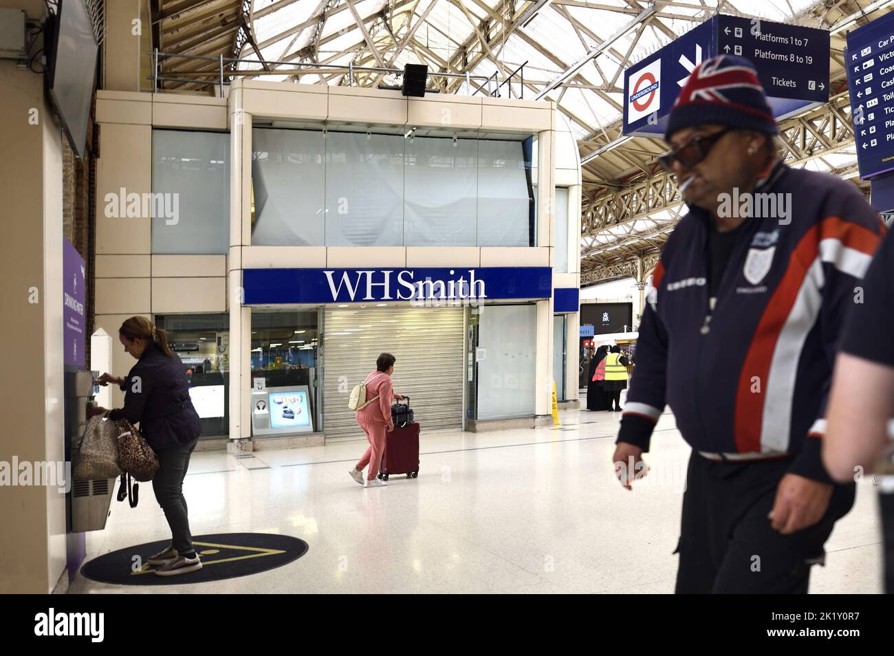 Londres, Angleterre, Royaume-Uni. Victoria Station - calme et magasins fermés le jour des funérailles de la Reine, Banque D'Images