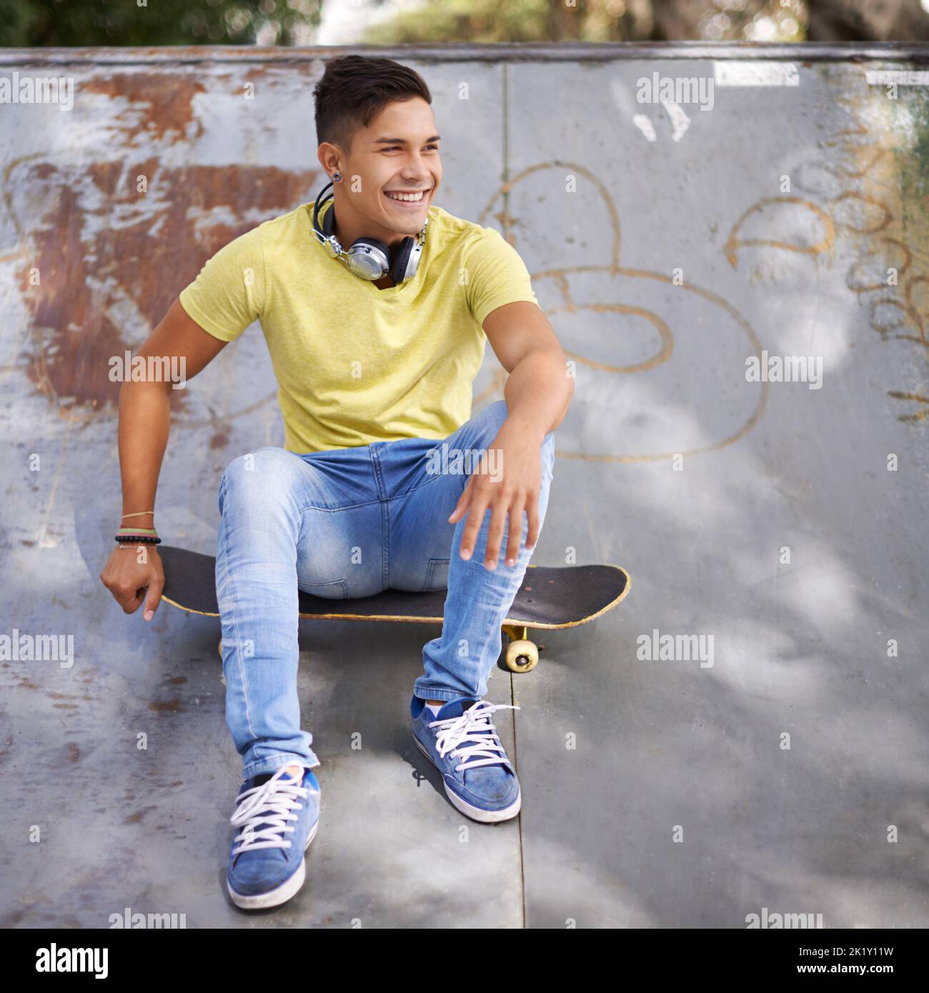 Une autre journée formidable a passé le skateboard. Un jeune skateboarder se détend dans un parc de skate Banque D'Images