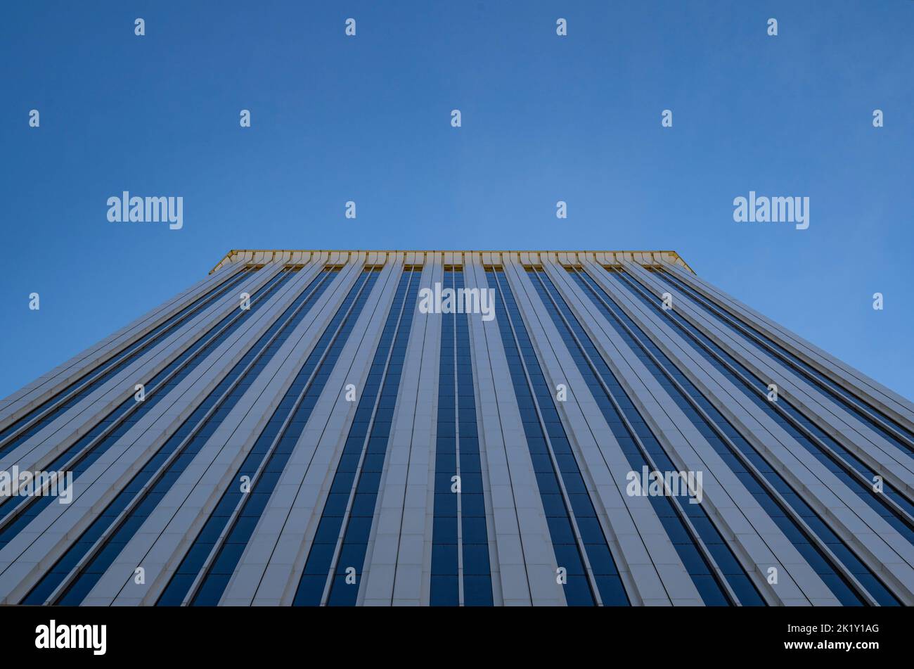 Vue à angle bas d'un immeuble de bureaux moderne à Madrid, Espagne Banque D'Images