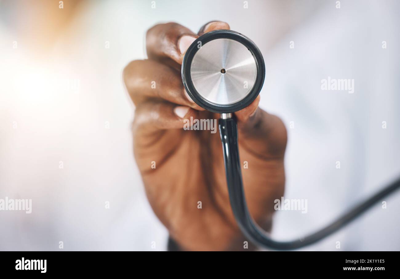 Stéthoscope, soins de santé et médecine avec la main d'un médecin à l'écoute d'un battement de coeur ou d'une respiration dans un hôpital. Médical, assurance et conseil Banque D'Images