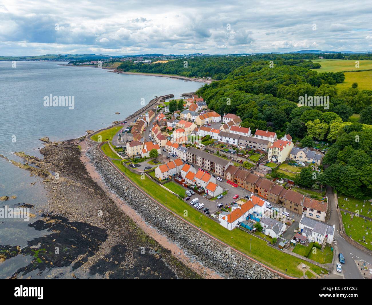 Vue aérienne du drone du village de West Wemyss à Fife, en Écosse, au Royaume-Uni Banque D'Images