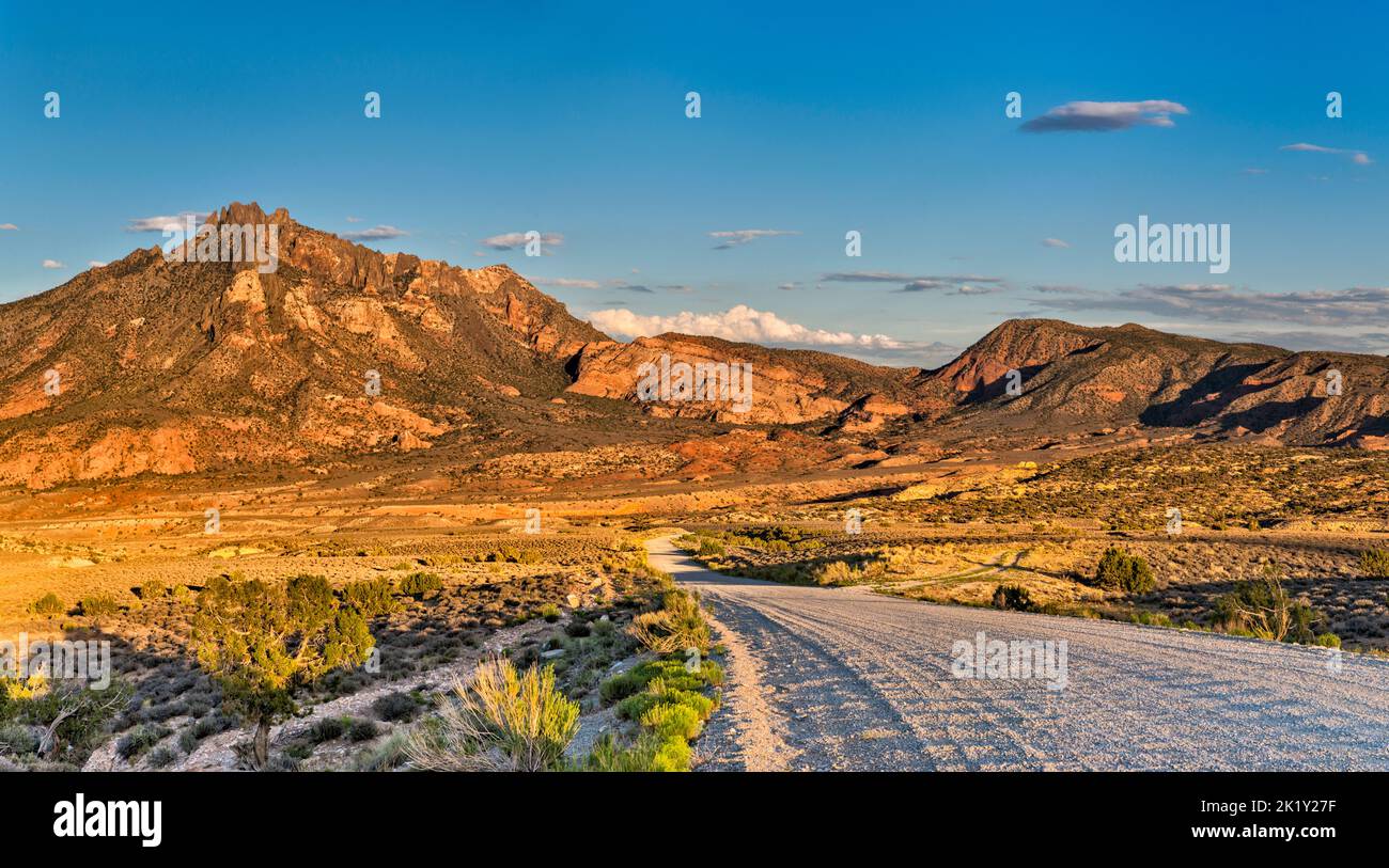 Little Rockies, Mount Holmes sur la gauche, vue au coucher du soleil depuis Eggnog Star Springs Rd jusqu'au terrain de camping de Starr Springs, Henry Mountains, près de Ticaboo, Utah, États-Unis Banque D'Images