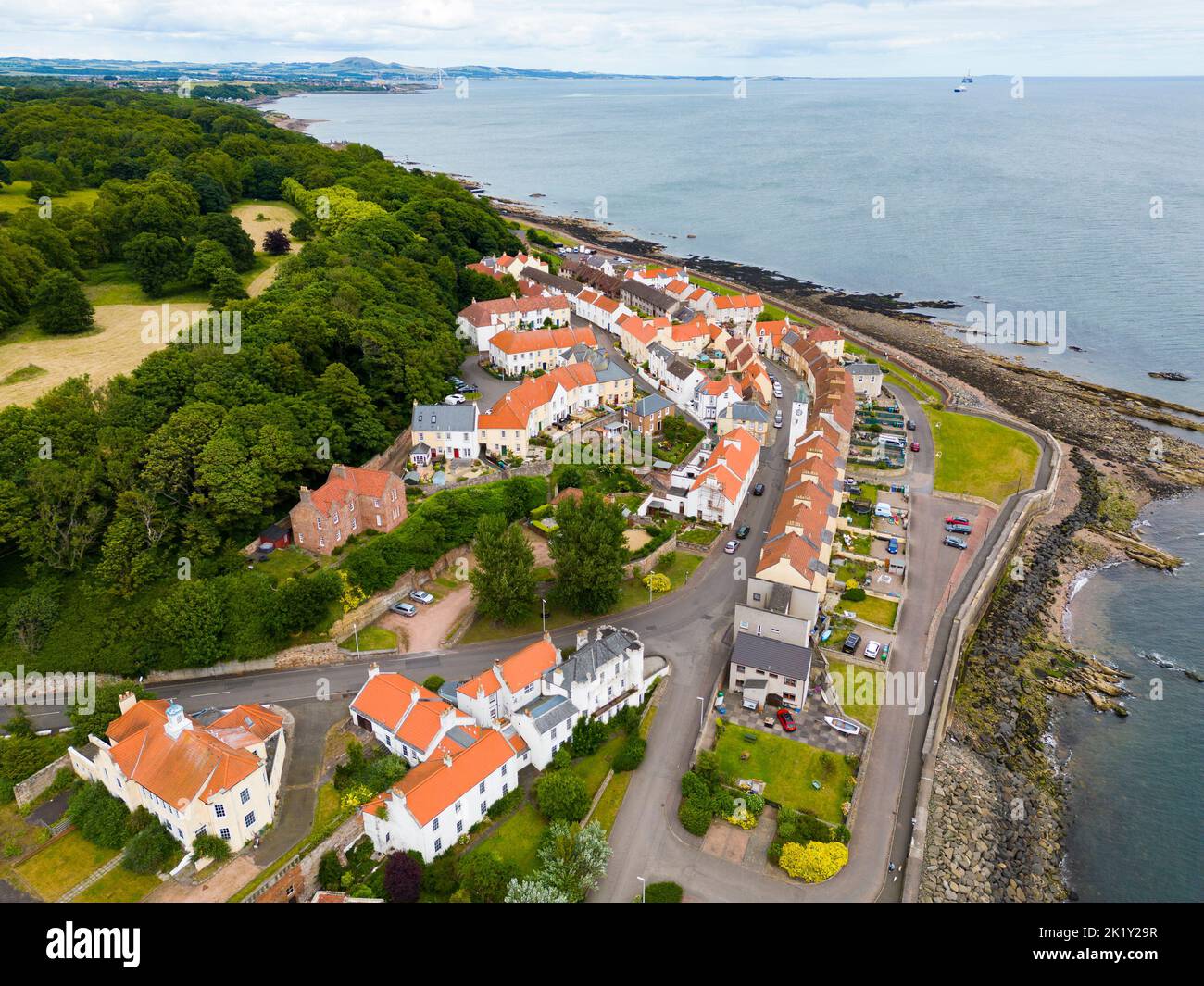 Vue aérienne du drone du village de West Wemyss à Fife, en Écosse, au Royaume-Uni Banque D'Images