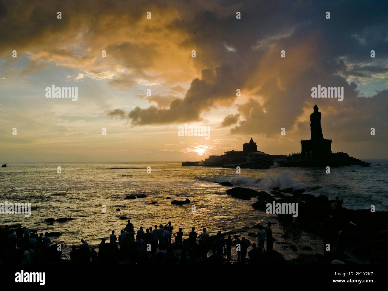 Regarder le lever du soleil sur la statue de Thiruvalluvar et le Mémorial du rocher de Vivekananda est un rituel pour les pèlerins hindous, Kanyakumary, Tamil Nadu, Inde Banque D'Images
