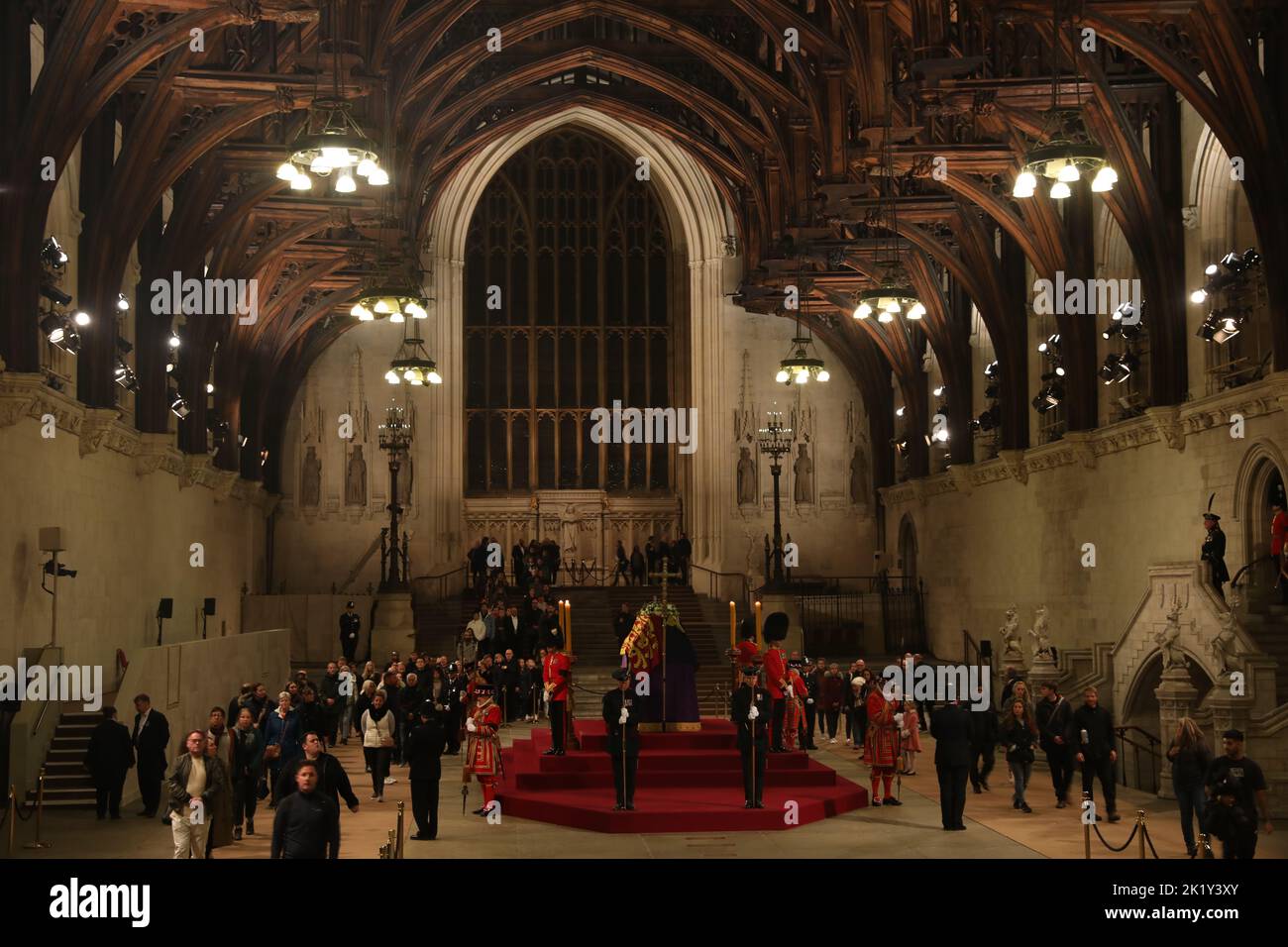 Londres, Royaume-Uni. 19 septembre 2022. Les membres du public doivent rendre hommage à la reine Elizabeth II pendant le mensonge dans l'État à l'intérieur de Westminster Hall, Palais de Banque D'Images