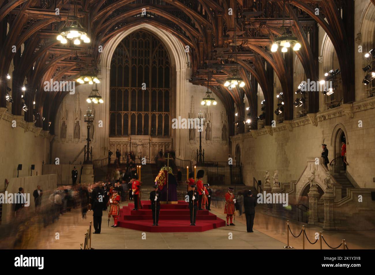 Londres, Royaume-Uni. 19 septembre 2022. Les membres du public doivent rendre hommage à la reine Elizabeth II pendant le mensonge dans l'État à l'intérieur de Westminster Hall, Palais de Banque D'Images