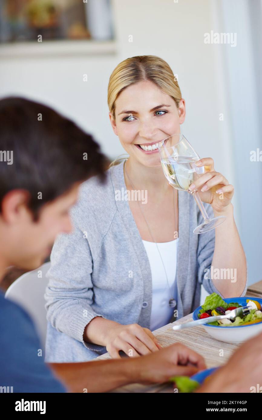 Ils vivent pour l'amour et la bonne santé. Un jeune couple heureux appréciant une salade saine ensemble Banque D'Images