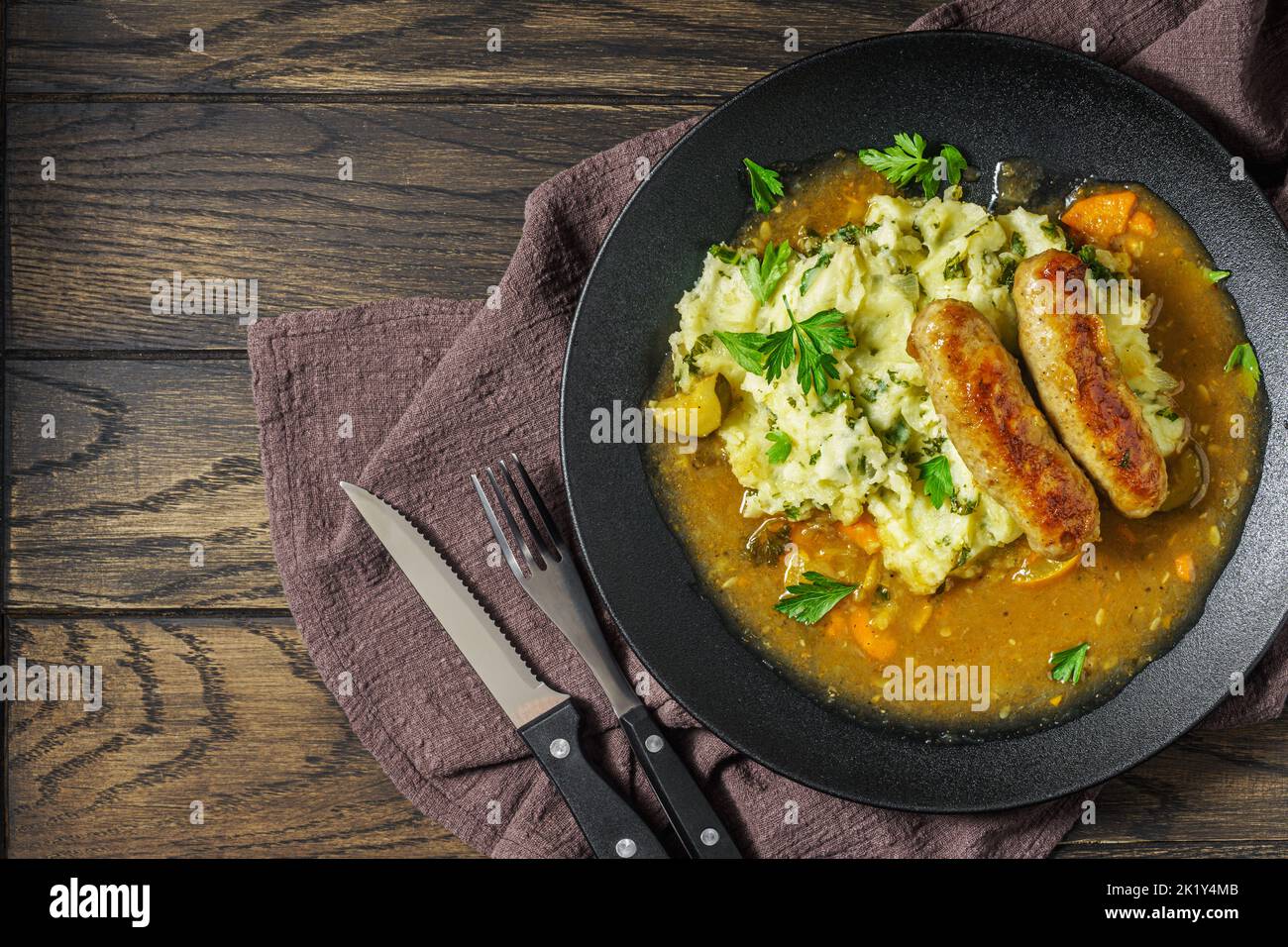Marmite hollandaise de pommes de terre, chou vert et saucisses avec sauce sur l'assiette, vue du dessus avec espace pour les copies Banque D'Images