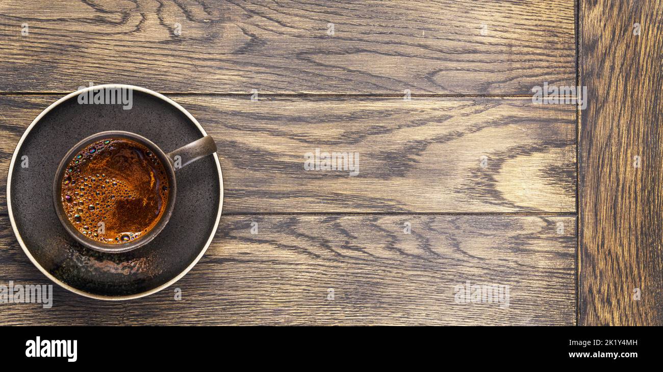 Bannière horizontale avec une tasse de café sur une table en bois de chêne, vue de dessus avec espace pour les copies Banque D'Images