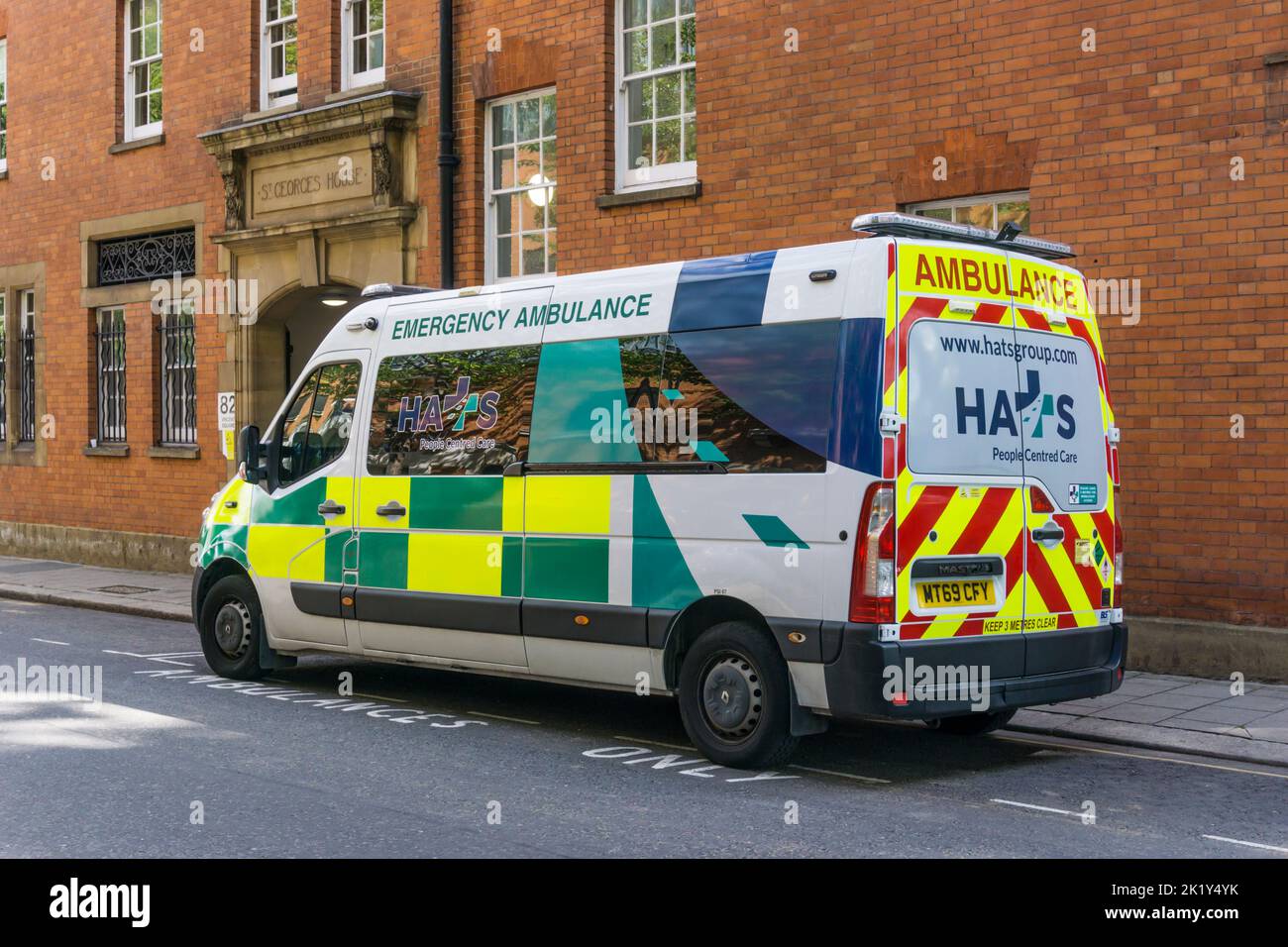 Une ambulance d'urgence privée de groupe DE CHAPEAUX à l'extérieur du South Westminster Health Centre, près de Victoria, Londres. Banque D'Images