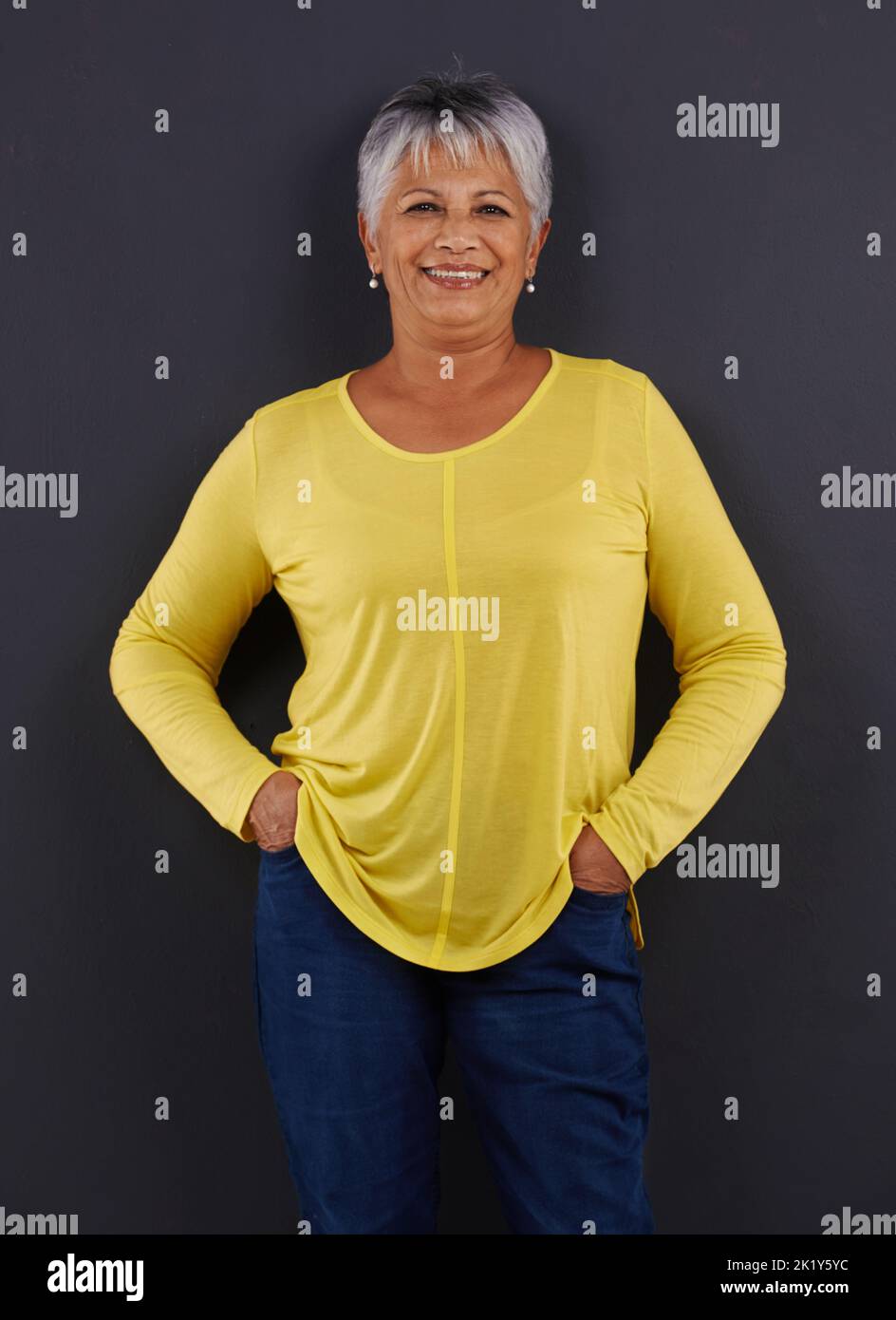 Rien ne va la faire tomber. Portrait d'une femme mûre debout dans un studio Banque D'Images