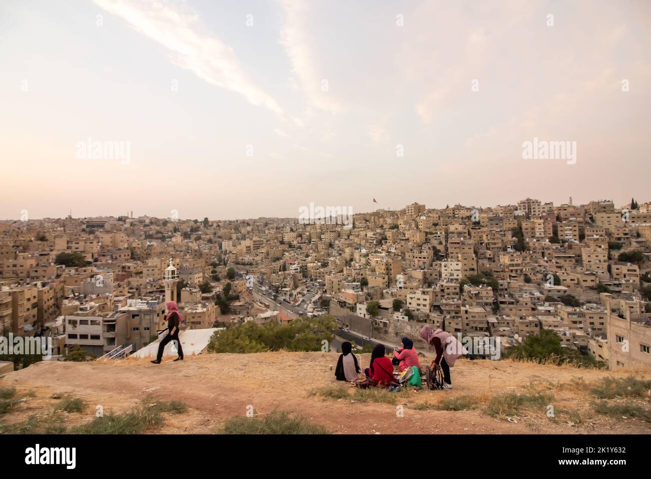 Amman, Jordanie - 13 septembre 2018: Un groupe de filles arabes au coucher du soleil se trouve près de la Citadelle, la plus haute partie d'Amman. Banque D'Images