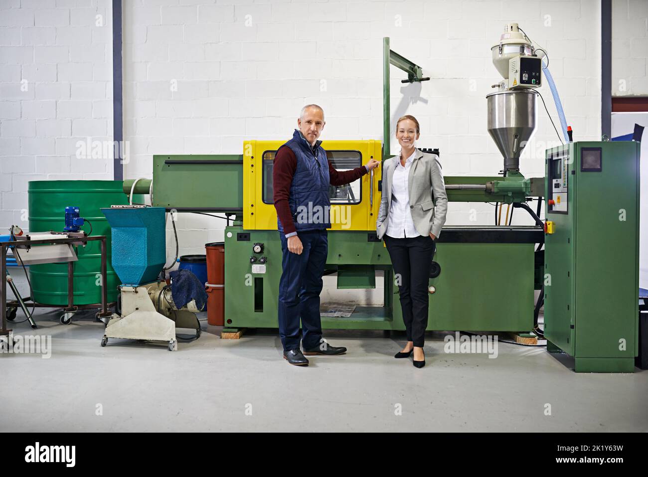 Notre usine fonctionne à pleine capacité. A managers inspectant les machines de l'usine Banque D'Images