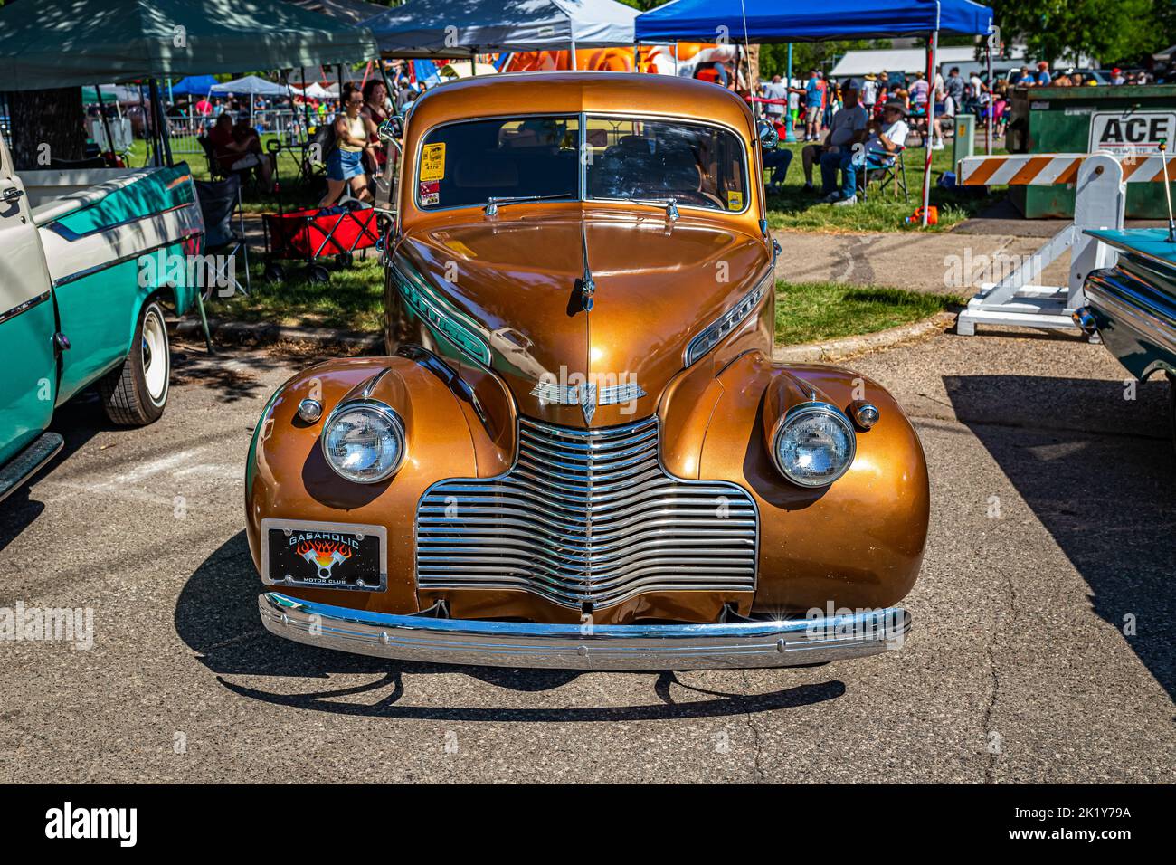 Falcon Heights, MN - 18 juin 2022 : vue de face d'une berline de luxe spéciale 1940 de Chevrolet lors d'un salon automobile local. Banque D'Images