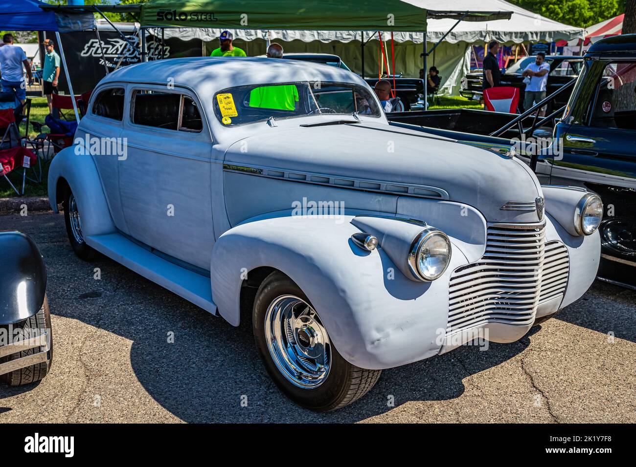 Falcon Heights, MN - 18 juin 2022 : vue d'angle avant à haute perspective d'une berline Master Deluxe 2 portes 1940 de Chevrolet lors d'un salon automobile local. Banque D'Images