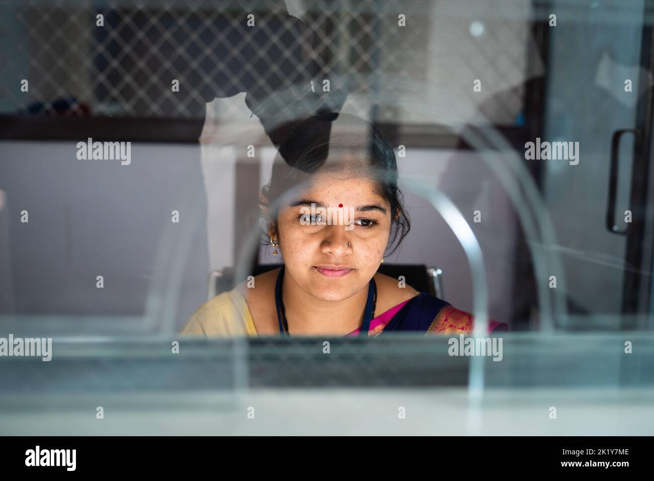 employé de la banque occupé à travailler sur le comptoir de caisse à la banque - concept de service bancaire, profession professionnelle et autonomisation des femmes. Banque D'Images