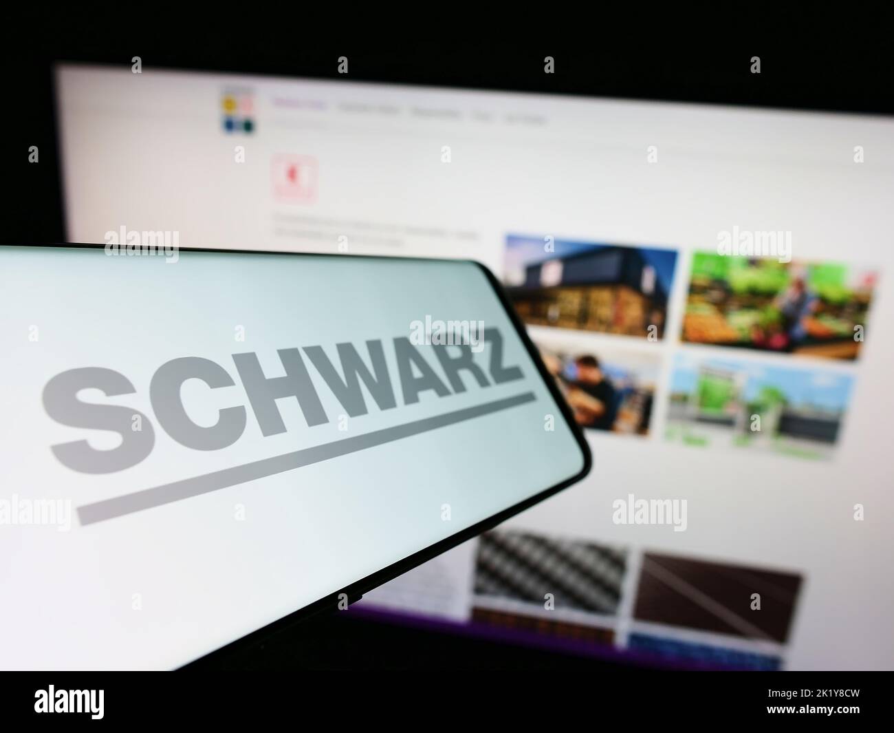 Smartphone avec le logo de la société allemande de détail Schwarz Group sur écran devant le site Web des entreprises. Mise au point à gauche de l'écran du téléphone. Banque D'Images