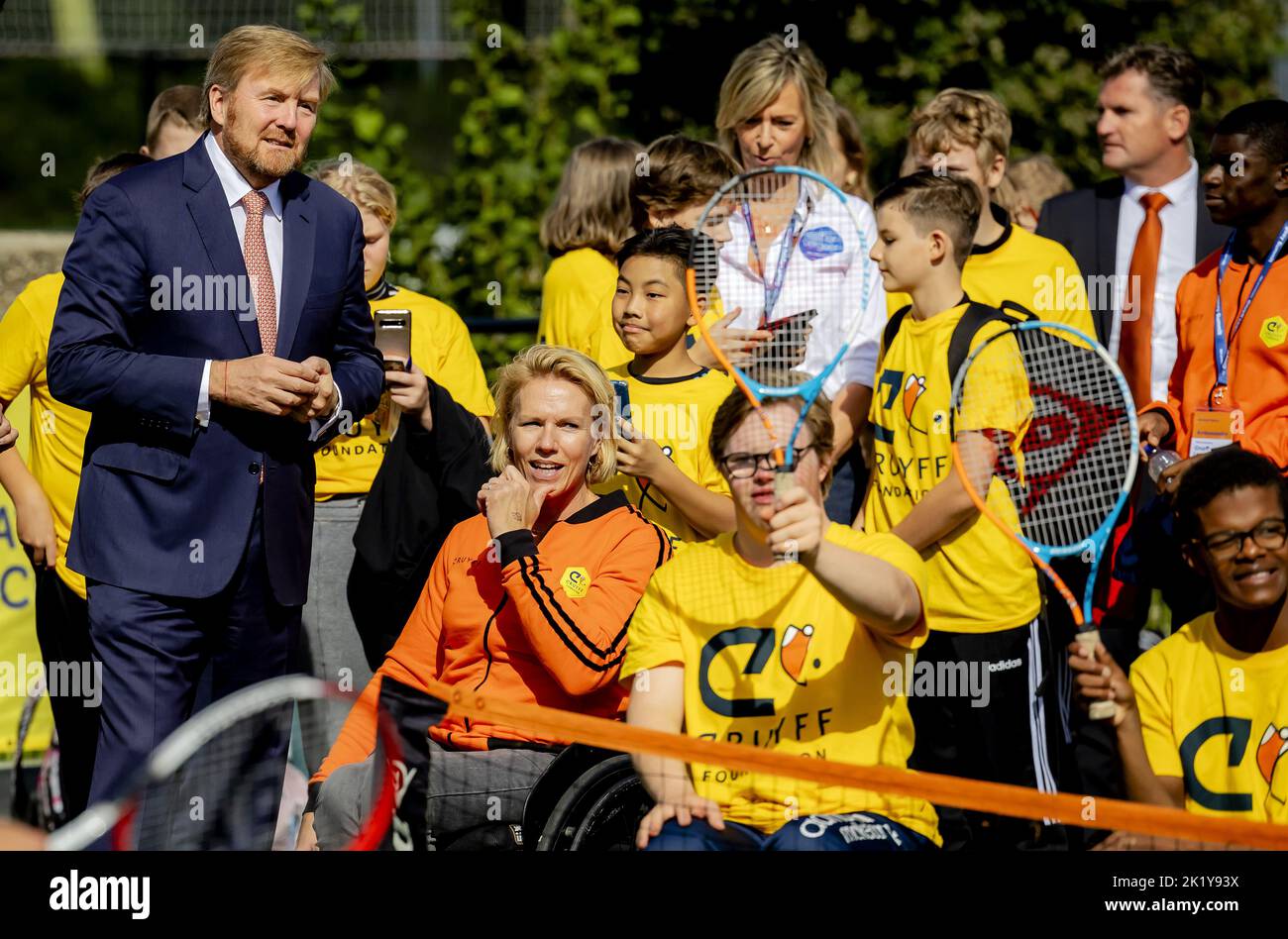 2022-09-21 13:16:40 AMSTERDAM - le roi Willem-Alexander visite la Fondation Cruyff journée ouverte au complexe sportif de Toekomst. Le roi a visité le terrain de sport et a parlé avec des enfants, des fournisseurs de sports et des ambassadeurs. ANP ROBIN VAN LONKHUIJSEN pays-bas sortie - belgique sortie Banque D'Images